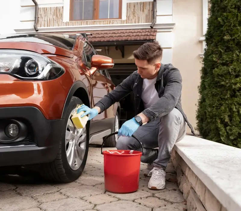 Lavage auto à domicile Bou : professionnel intervenant sur un véhicule